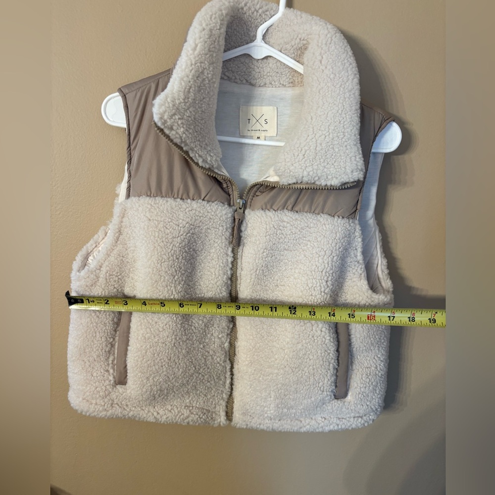Thread & Supply Women’s Sherpa vest Medium - Picture 11 of 13